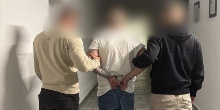 Szokujące sceny na stacji paliw we Wrocławiu! 49-latek podpalił benzynę i uciekł – grozi mu 10 lat więzienia!