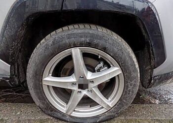 Szok na Partynicach! W nocy przebito opony niemal 100 samochodów – mieszkańcy wściekli, policja szuka sprawców