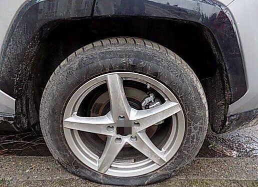 Szok na Partynicach! W nocy przebito opony niemal 100 samochodów – mieszkańcy wściekli, policja szuka sprawców