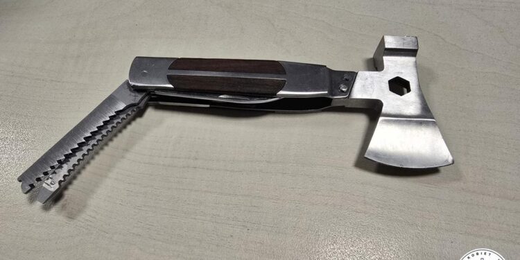 Groził ochroniarzowi i kradł kosmetyki za tysiące złotych – 23-latek z Oławy zatrzymany przez policję