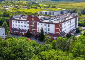 Szokujący incydent w trzebnickim szpitalu. Agresywny pacjent groził podpaleniem i zaatakował medyków! Mężczyzna usłyszał zarzuty
