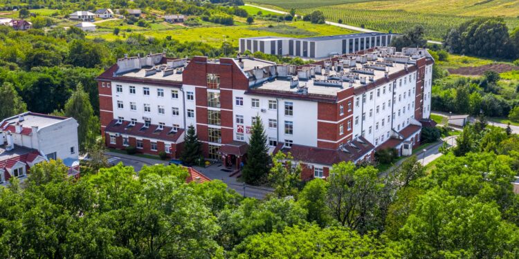 Szokujący incydent w trzebnickim szpitalu. Agresywny pacjent groził podpaleniem i zaatakował medyków! Mężczyzna usłyszał zarzuty