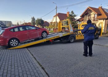 Setki wraków znikają z ulic Wrocławia. Co dzieje się z porzuconymi autami?