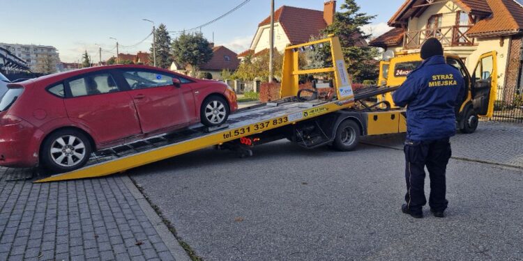 Setki wraków znikają z ulic Wrocławia. Co dzieje się z porzuconymi autami?