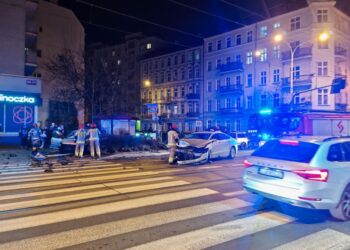 Poważna kolizja dwóch samochodów osobowych spowodowała duże korki na ulicy Jedności Narodowej