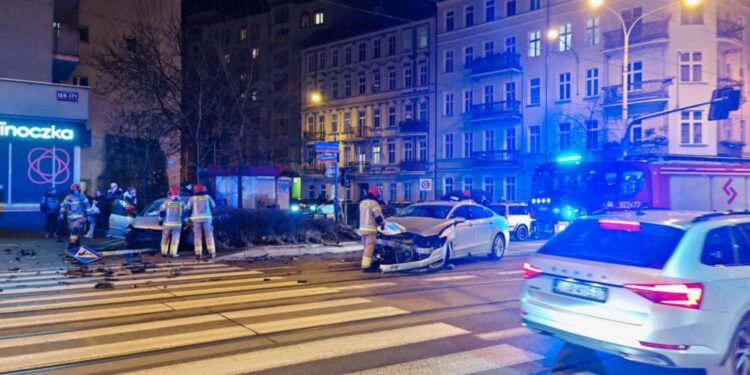 Poważna kolizja dwóch samochodów osobowych spowodowała duże korki na ulicy Jedności Narodowej