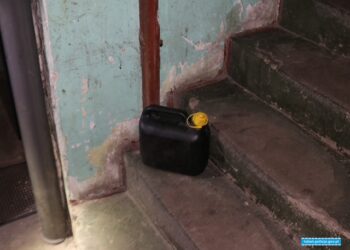 Dramatyczne zajście w regionie. Oblał drzwi i samochód benzyną. Groził podpaleniem całego bloku!