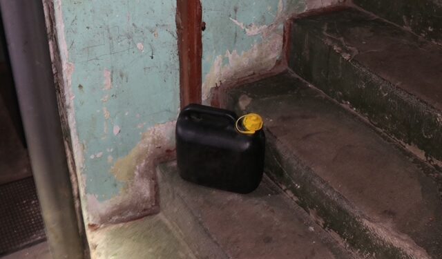 Dramatyczne zajście w regionie. Oblał drzwi i samochód benzyną. Groził podpaleniem całego bloku!