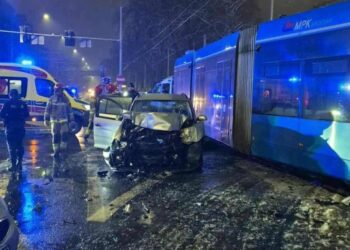 Dramatyczny pościg zakończony zderzeniem z tramwajem we Wrocławiu. Jedna osoba ukryta w bagażniku