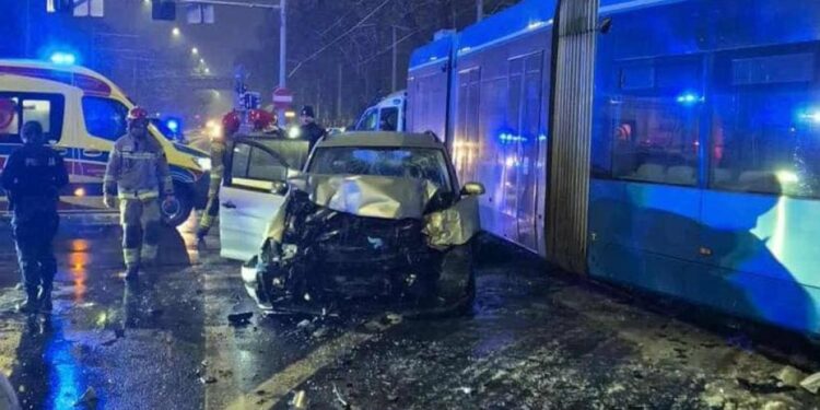 Dramatyczny pościg zakończony zderzeniem z tramwajem we Wrocławiu. Jedna osoba ukryta w bagażniku