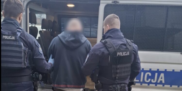 Dramat na ulicy w Bogatyni. Kierowca celowo potrącił kobietę i zniknął, po kilku dniach wpadł w ręce policji