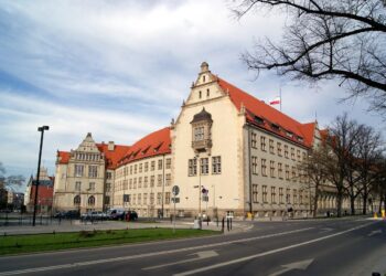 Niezwykła pamiątka dla przyszłych pokoleń. Politechnika Wrocławska ukryła kapsułę czasu aż do 2075 roku