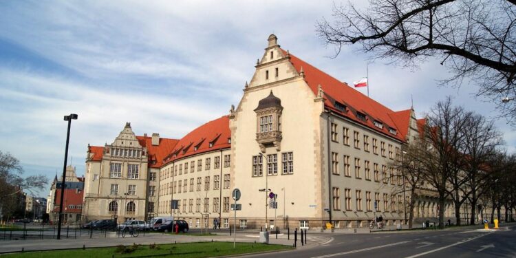 Niezwykła pamiątka dla przyszłych pokoleń. Politechnika Wrocławska ukryła kapsułę czasu aż do 2075 roku