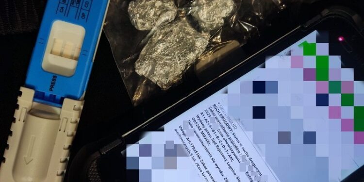 Jechał pod wpływem środków odurzających, złamał zakaz sądowy i podszywał się pod brata bliźniaka