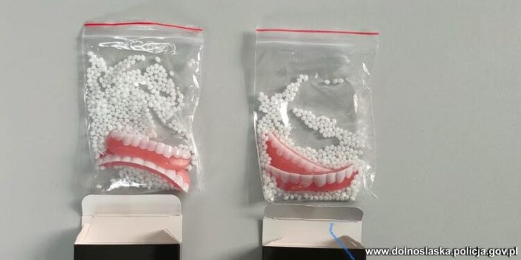 Szokujące oszustwa na Dolnym Śląsku. Seniorzy stracili pieniądze przez „plastikowe zęby” i fałszywą aplikację