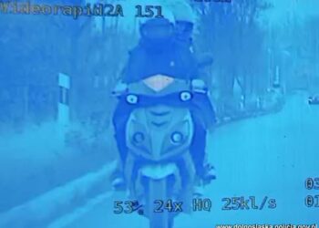 Kuriozalna kontrola, nietrzeźwy motorowerzysta wiózł równie pijana pasażerkę i jechał niesprawnym pojazdem