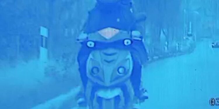 Kuriozalna kontrola, nietrzeźwy motorowerzysta wiózł równie pijana pasażerkę i jechał niesprawnym pojazdem