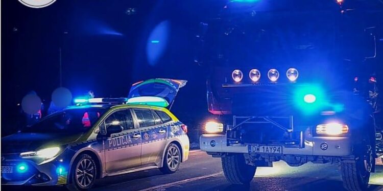 Pijany kierowca stracił panowanie i dachował. Przebił wał przeciwpowodziowy w Oławie