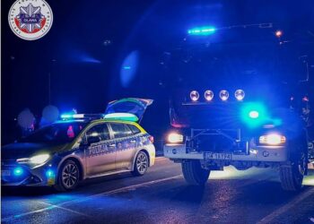 Pijany kierowca stracił panowanie i dachował. Ford przebił wał przeciwpowodziowy w Oławie