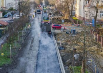 Nowy asfalt na Koszarowej niemal gotowy. Kierowcy mogą pojechać na nim jeszcze w tym tygodniu
