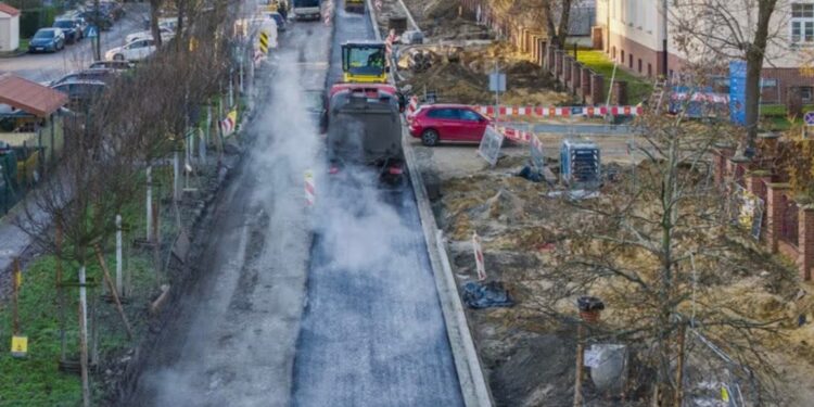 Nowy asfalt na Koszarowej niemal gotowy. Kierowcy mogą pojechać na nim jeszcze w tym tygodniu