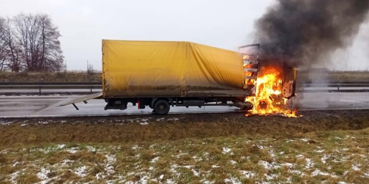 Płonąca ciężarówka sparaliżowała ruch na A4. Autostrada w kierunku Wrocławia była całkowicie zablokowana