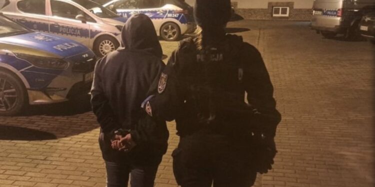 Wsiadła do „L-ki” i nie chciała wysiąść. Policjanci wyciągnęli ją z auta, a w kieszeni znaleźli substancje odurzające