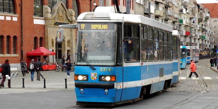 Koniec epoki na torach we Wrocławiu. Kultowe Konstale znikają, a miasto szykuje rekordowy zakup tramwajów