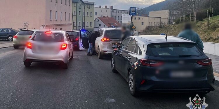 Pijany kierowca rzucił się do ucieczki. Policyjny pościg zakończył się w zatoce autobusowej