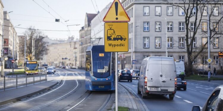Nowe znaki stanęły przy torach. To odpowiedź na serię groźnych zdarzeń we Wrocławiu