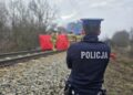 Tragedia na przejeździe kolejowym. Pociąg Intercity staranował samochód, dwie osoby zginęły