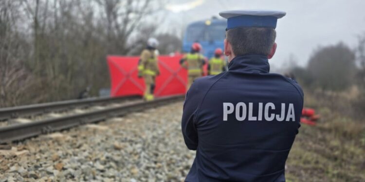 Tragedia na przejeździe kolejowym. Pociąg Intercity staranował samochód, dwie osoby zginęły