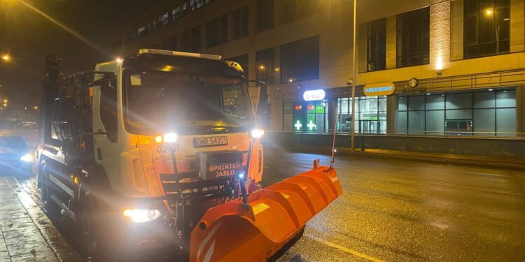 Od poniedziałku śliskie drogi i chodniki we Wrocławiu. IMGW wydało ostrzeżenie przed oblodzeniem