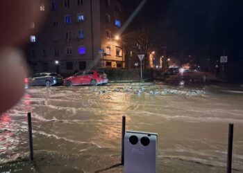 Poważna awaria wodociągowa we Wrocławiu. Utrudnienia na ważnym skrzyżowaniu i możliwe problemy z wodą