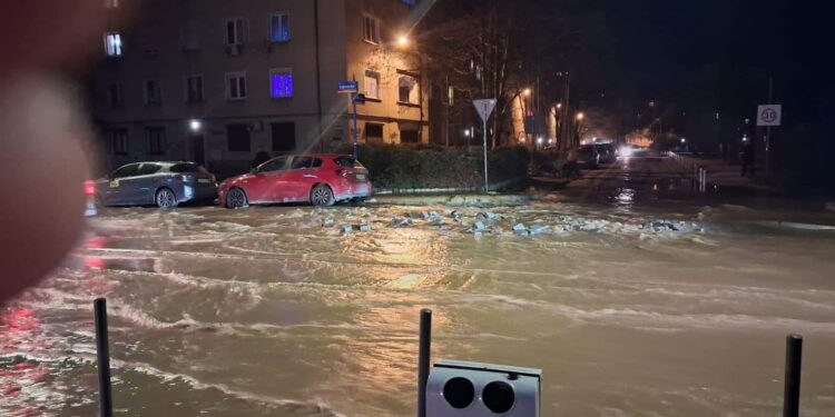 Poważna awaria wodociągowa we Wrocławiu. Utrudnienia na ważnym skrzyżowaniu i możliwe problemy z wodą