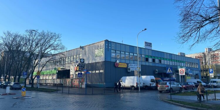 Koniec legendy przy Komandorskiej. Kultowy „blaszak” ustępuje miejsca 217 mieszkaniom