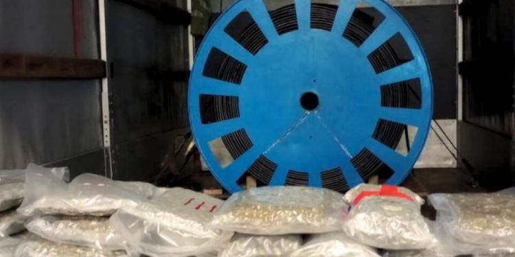 Przemyt jak z filmu przerwany na A4. W szpuli z kablem ukryto 36 kg marihuany wartej ponad 1,7 mln zł