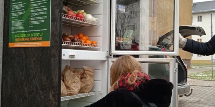 Zamiast wyrzucać – podziel się jedzeniem. We Wrocławiu działa już 52 lodówki społeczne