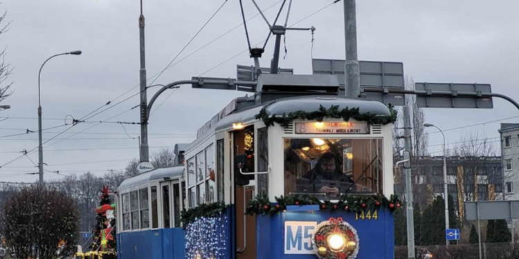 Świąteczny tramwaj wraca na tory. „Bałwanek” rozświetli Wrocław w grudniowe weekendy