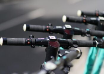 Nowe udogodnienie dla mieszkańców Wrocławia. Miasto uruchomiło darmowe stacje ładowania rowerów i hulajnóg