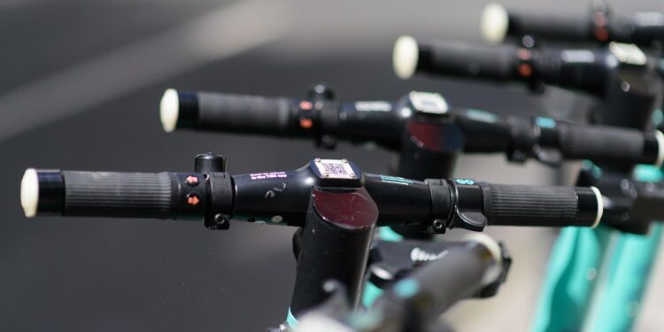 Nowe udogodnienie dla mieszkańców Wrocławia. Miasto uruchomiło darmowe stacje ładowania rowerów i hulajnóg