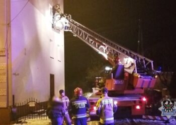 Spektakularna akcja w regionie. 71-latka ukradła portfel i zabarykadowała się w mieszkaniu