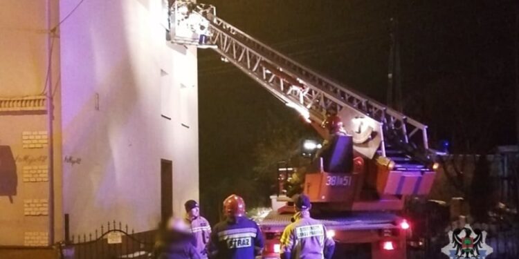 Spektakularna akcja w regionie. 71-latka ukradła portfel i zabarykadowała się w mieszkaniu