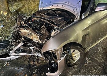 Sylwestrowa noc o krok od tragedii. Policjanci zauważyli płonące auto na boku drogi