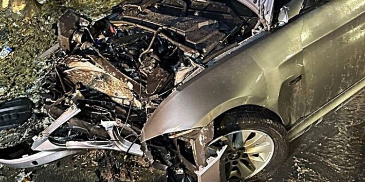 Sylwestrowa noc o krok od tragedii. Policjanci zauważyli płonące auto na boku drogi