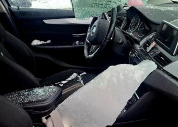 Groźny lodowy pocisk z tira. Tafla spadła na BMW i przebiła przednią szybę