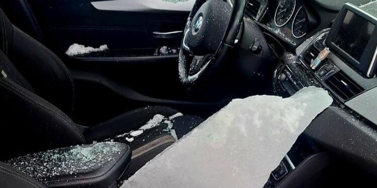 Groźny lodowy pocisk z tira. Tafla spadła na BMW i przebiła przednią szybę