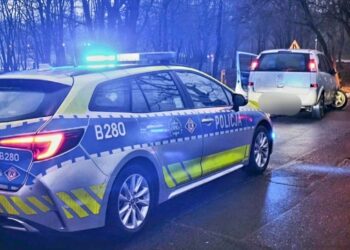 Szaleńczy pościg przez Oławę. Kierowca uciekał bez koła i bez uprawnień, finał był nieunikniony