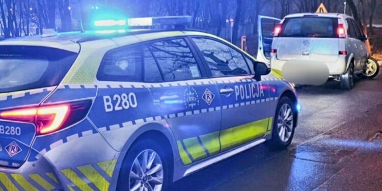 Szaleńczy pościg przez Oławę. Kierowca uciekał bez koła i bez uprawnień, finał był nieunikniony