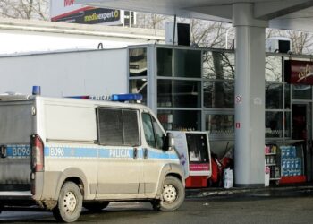 Nietrzeźwa kierująca „zasnęła” przy dystrybutorze paliwa. Groźna sytuacja w centrum Legnicy